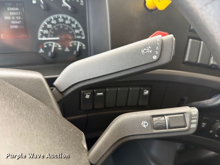 image for item ED5367 2020 Volvo VNL semi truck