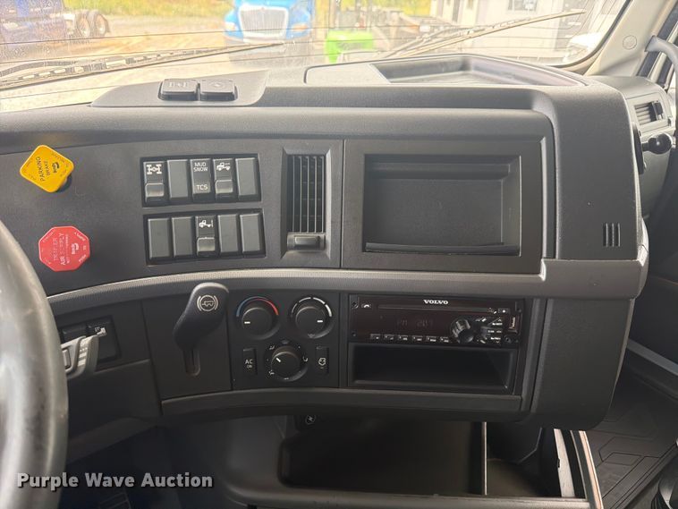 image for item ED5367 2020 Volvo VNL semi truck