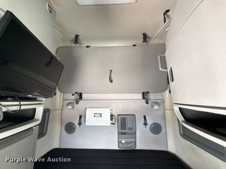 image for item ED5367 2020 Volvo VNL semi truck