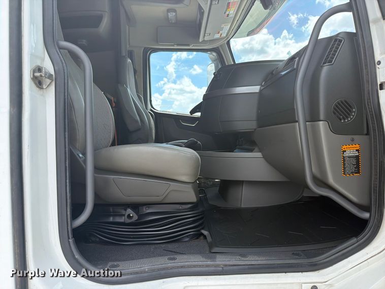 image for item ED5367 2020 Volvo VNL semi truck