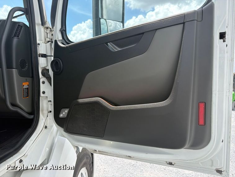 image for item ED5367 2020 Volvo VNL semi truck
