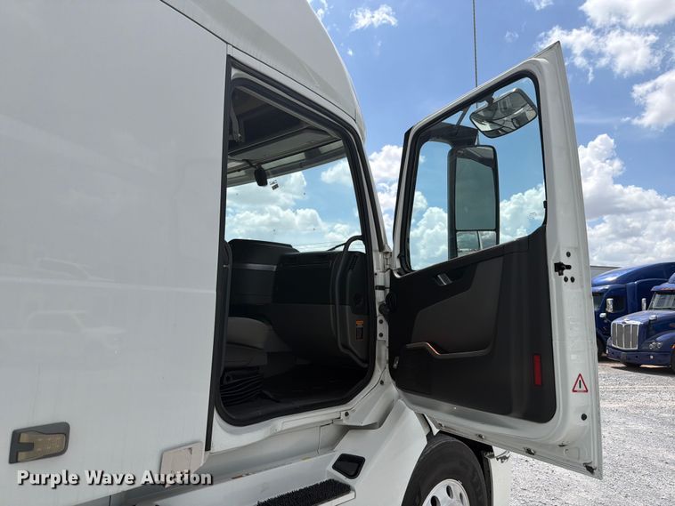 image for item ED5367 2020 Volvo VNL semi truck