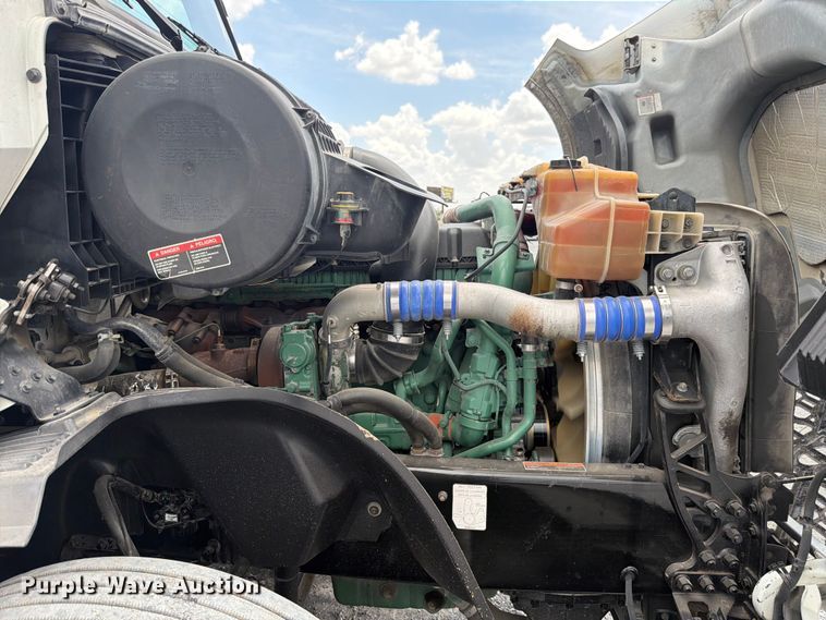 image for item ED5367 2020 Volvo VNL semi truck
