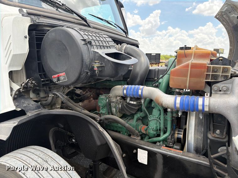 image for item ED5367 2020 Volvo VNL semi truck
