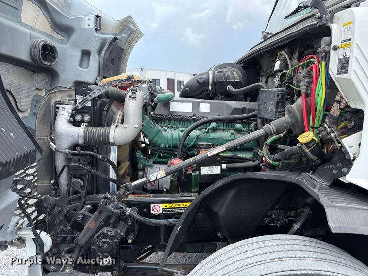 image for item ED5367 2020 Volvo VNL semi truck