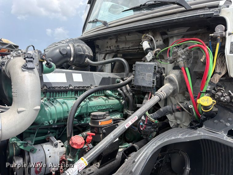 image for item ED5367 2020 Volvo VNL semi truck