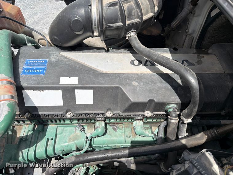 image for item ED5367 2020 Volvo VNL semi truck