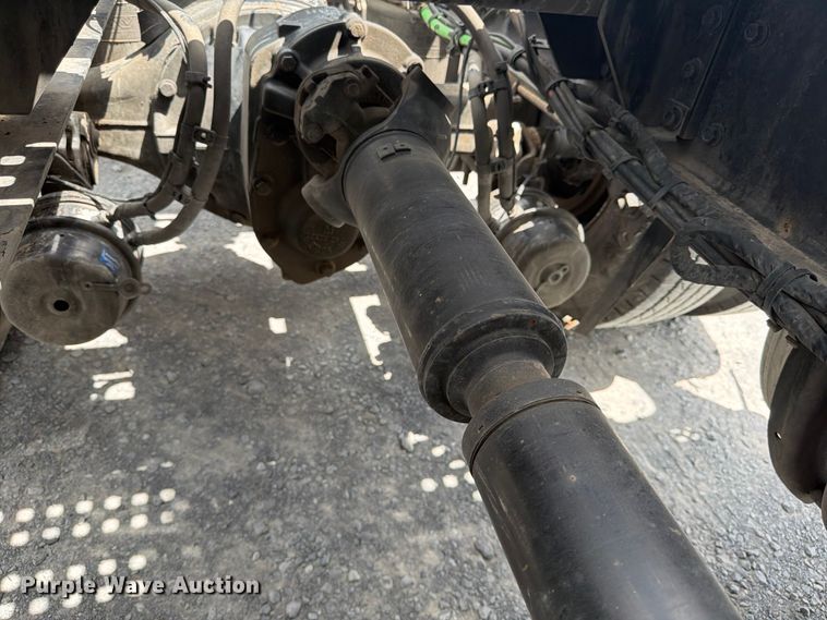image for item ED5367 2020 Volvo VNL semi truck