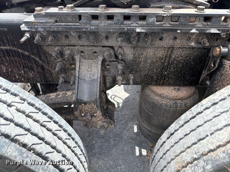 image for item ED5367 2020 Volvo VNL semi truck