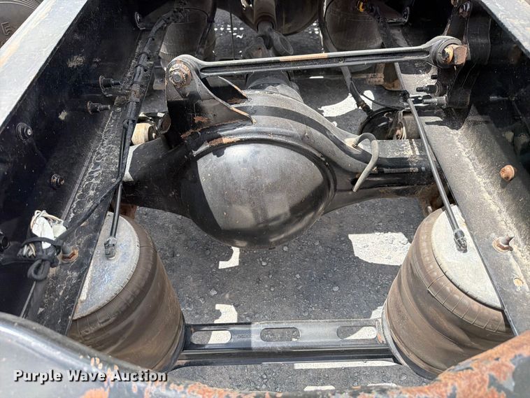 image for item ED5367 2020 Volvo VNL semi truck