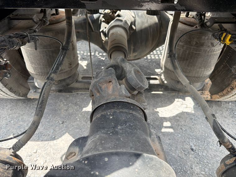 image for item ED5367 2020 Volvo VNL semi truck