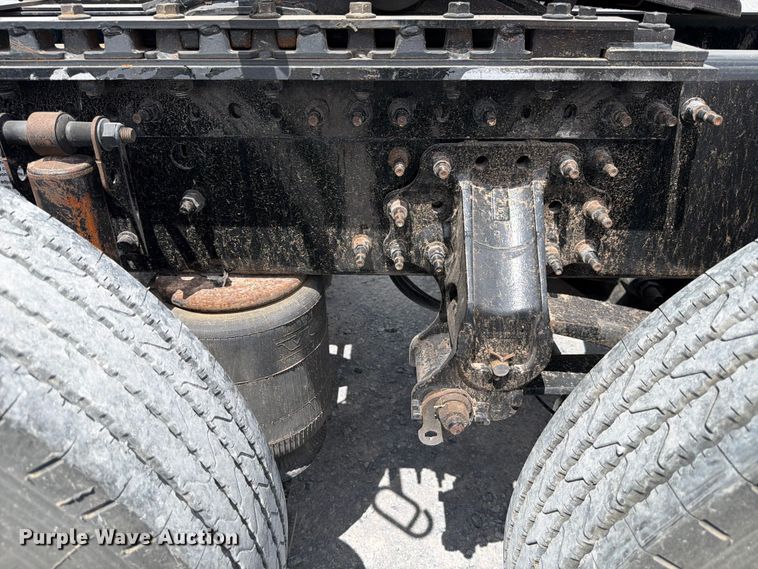 image for item ED5367 2020 Volvo VNL semi truck