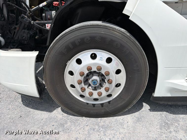 image for item ED5367 2020 Volvo VNL semi truck