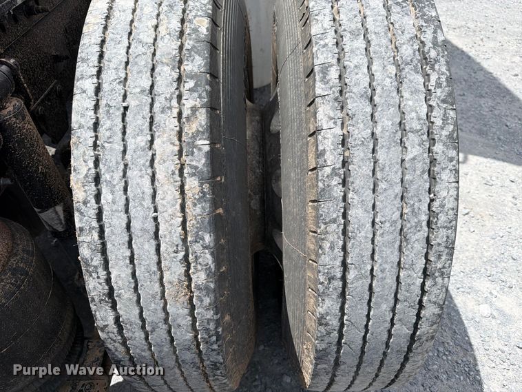image for item ED5367 2020 Volvo VNL semi truck