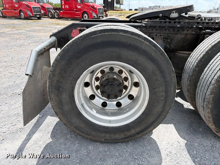 image for item ED5367 2020 Volvo VNL semi truck
