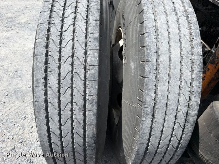 image for item ED5367 2020 Volvo VNL semi truck