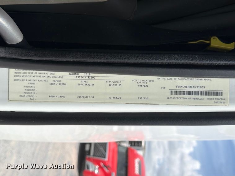image for item ED5367 2020 Volvo VNL semi truck