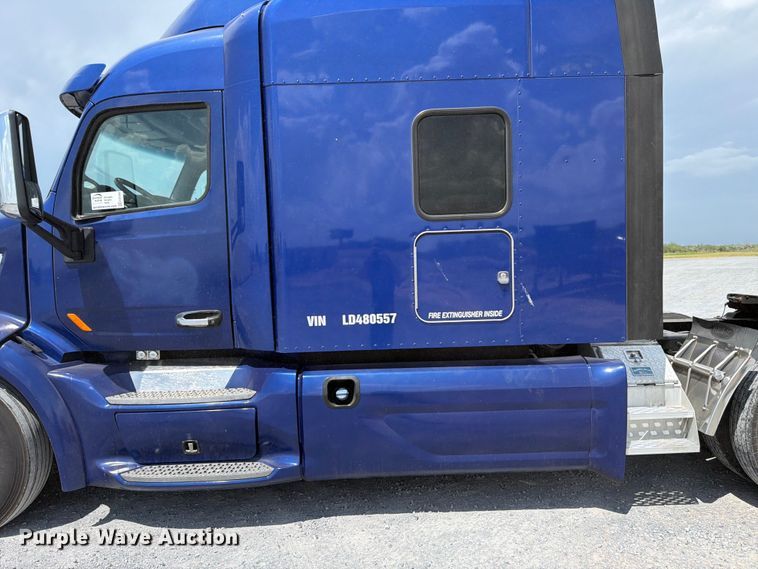 image for item ED5368 2020 Peterbilt 579 semi truck