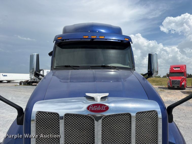 image for item ED5368 2020 Peterbilt 579 semi truck