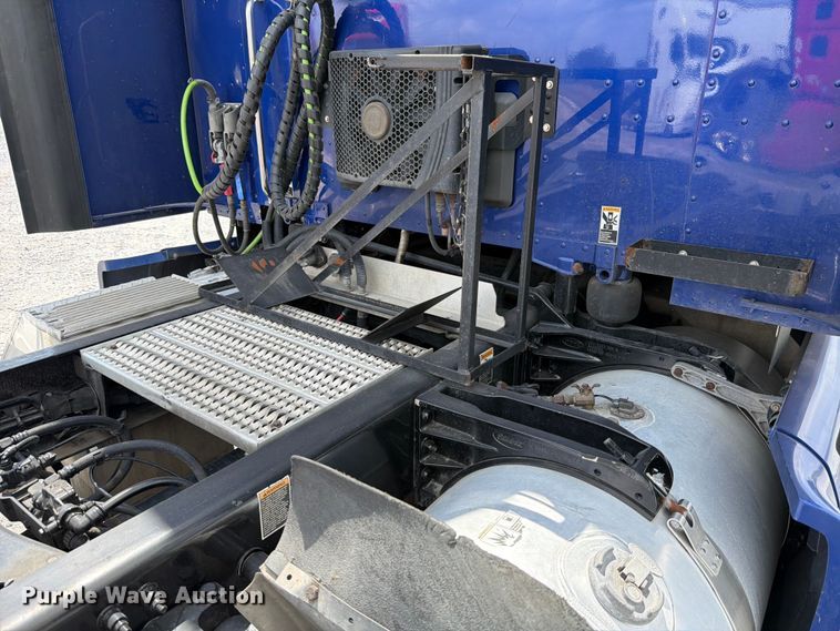 image for item ED5368 2020 Peterbilt 579 semi truck