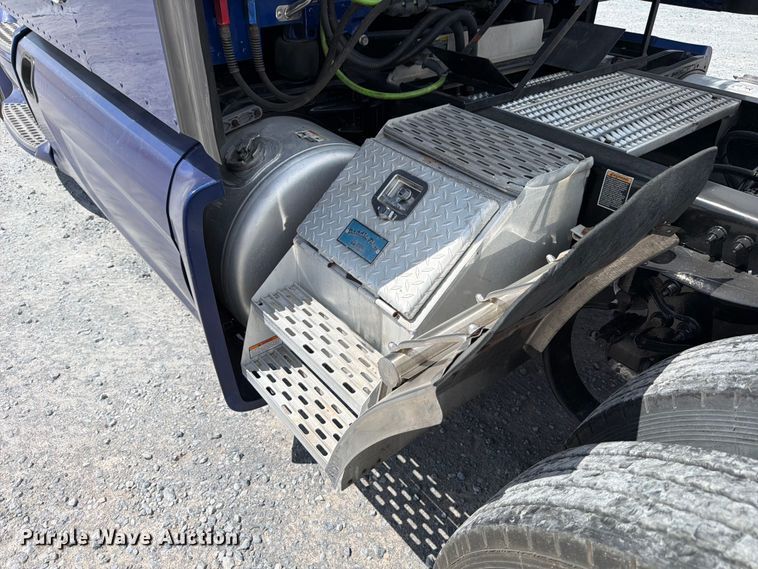 image for item ED5368 2020 Peterbilt 579 semi truck