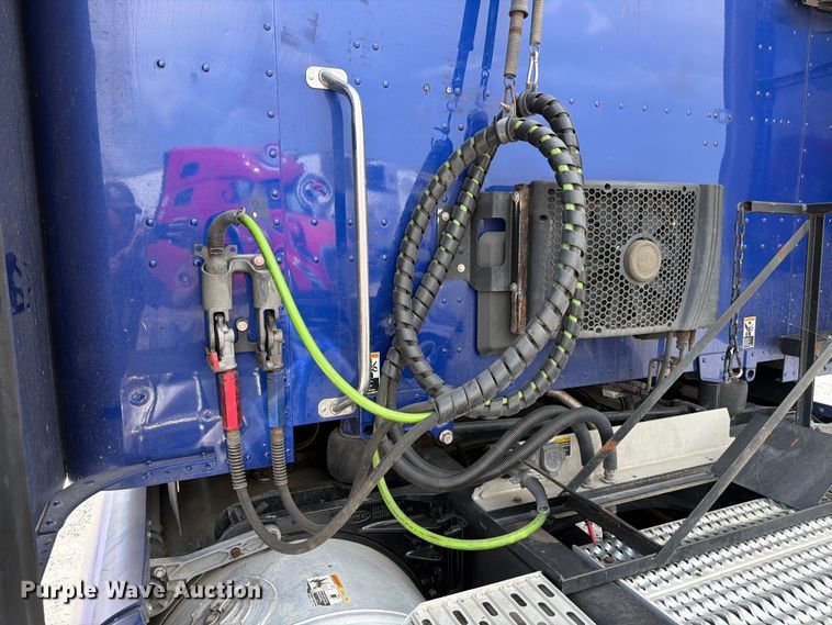 image for item ED5368 2020 Peterbilt 579 semi truck