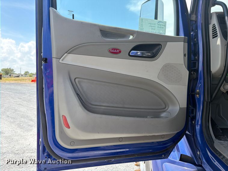 image for item ED5368 2020 Peterbilt 579 semi truck