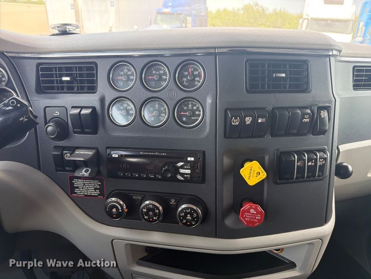 image for item ED5368 2020 Peterbilt 579 semi truck