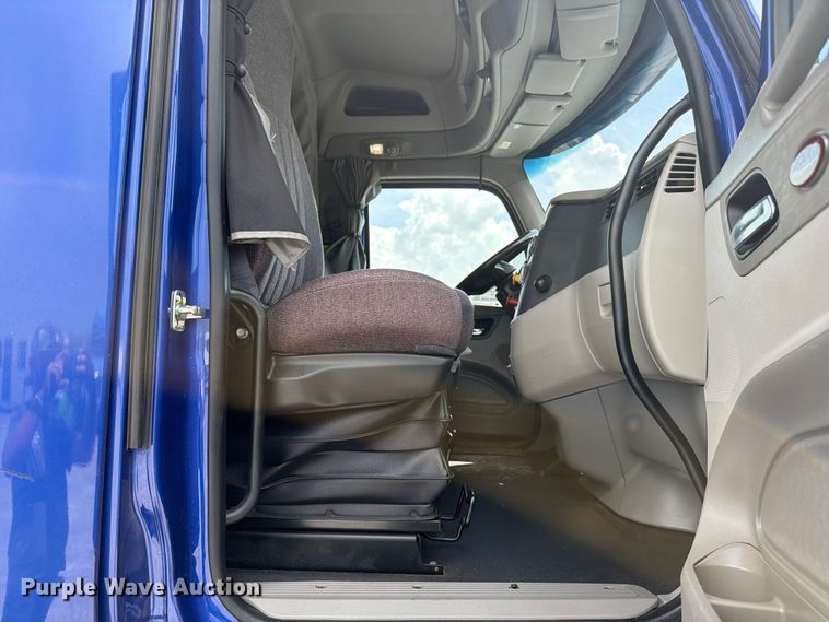 image for item ED5368 2020 Peterbilt 579 semi truck