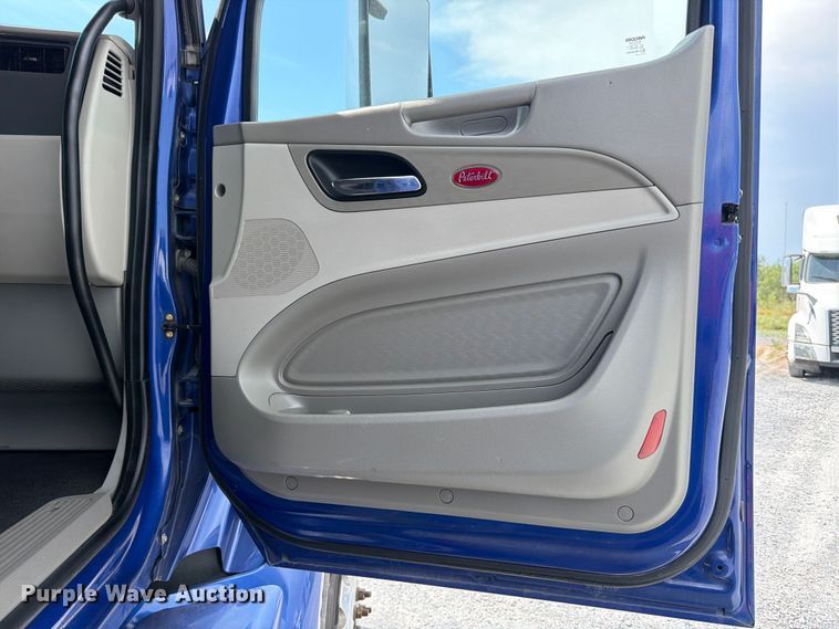 image for item ED5368 2020 Peterbilt 579 semi truck