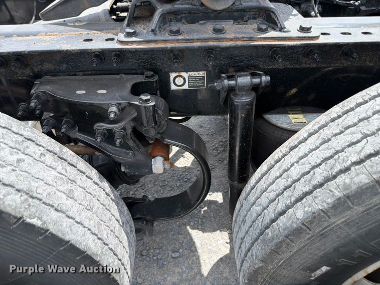 image for item ED5368 2020 Peterbilt 579 semi truck