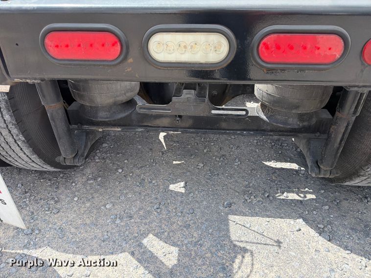 image for item ED5368 2020 Peterbilt 579 semi truck