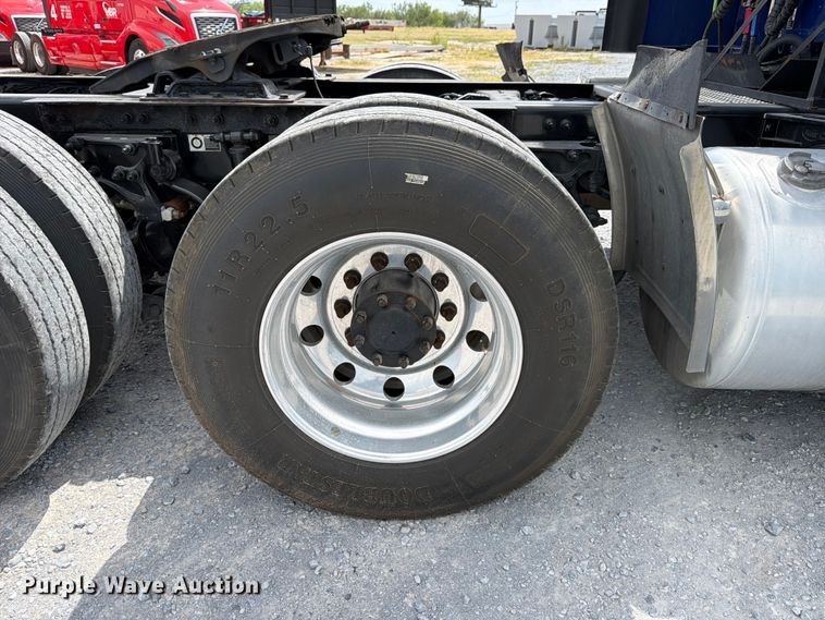 image for item ED5368 2020 Peterbilt 579 semi truck