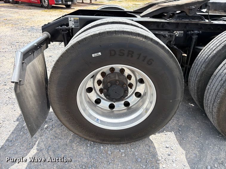 image for item ED5368 2020 Peterbilt 579 semi truck