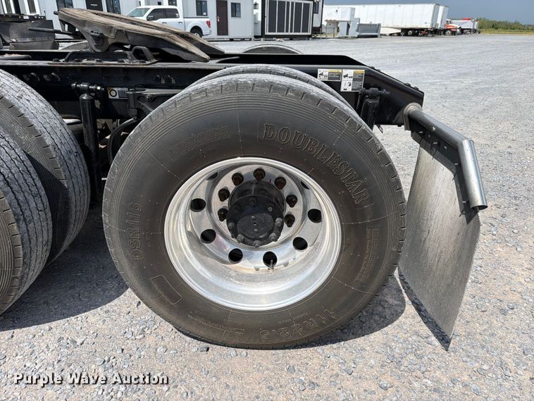 image for item ED5368 2020 Peterbilt 579 semi truck