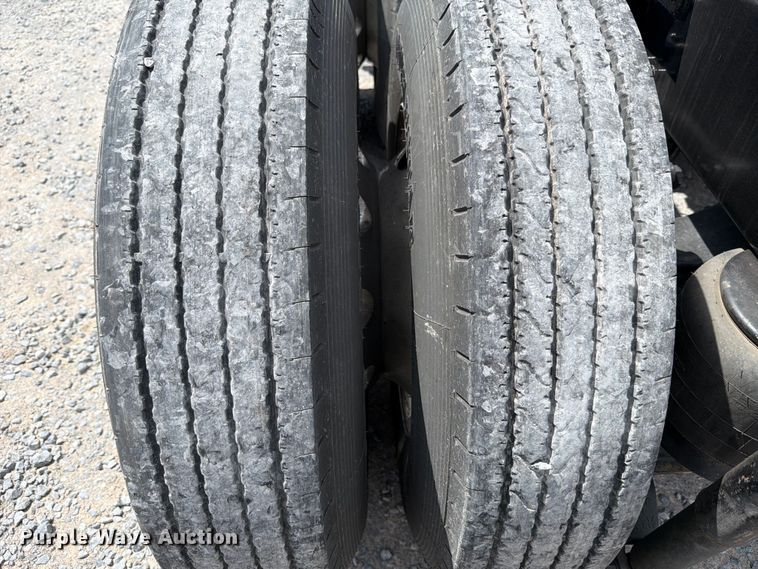 image for item ED5368 2020 Peterbilt 579 semi truck