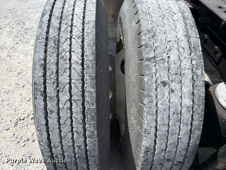 image for item ED5368 2020 Peterbilt 579 semi truck