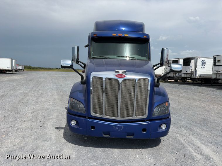 image for item ED5369 2020 Peterbilt 579 semi truck