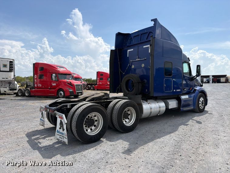 image for item ED5369 2020 Peterbilt 579 semi truck