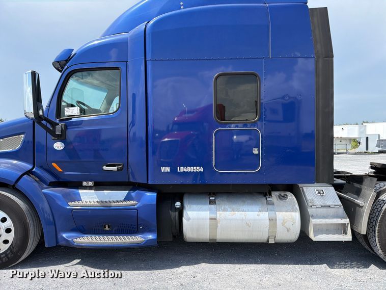 image for item ED5369 2020 Peterbilt 579 semi truck