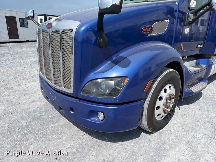 image for item ED5369 2020 Peterbilt 579 semi truck