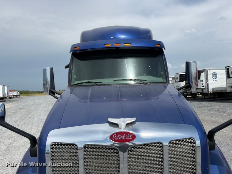 image for item ED5369 2020 Peterbilt 579 semi truck