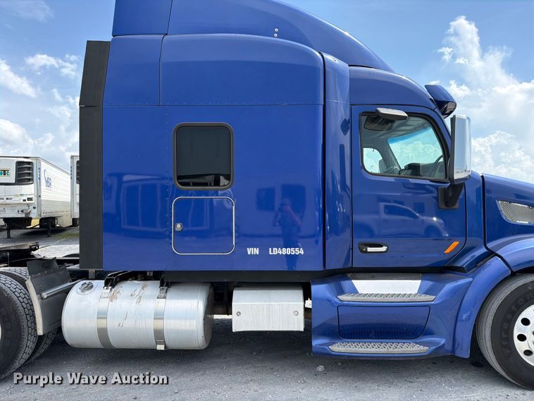 image for item ED5369 2020 Peterbilt 579 semi truck