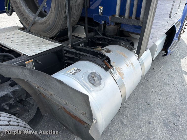 image for item ED5369 2020 Peterbilt 579 semi truck