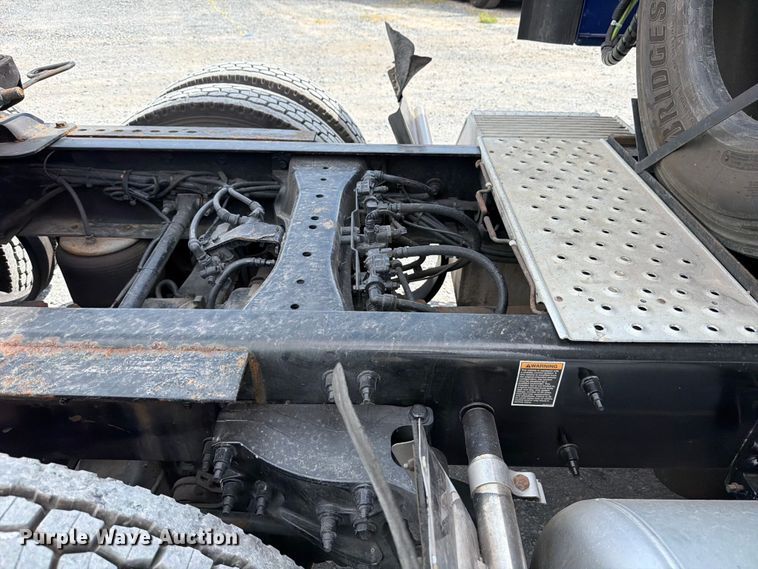 image for item ED5369 2020 Peterbilt 579 semi truck
