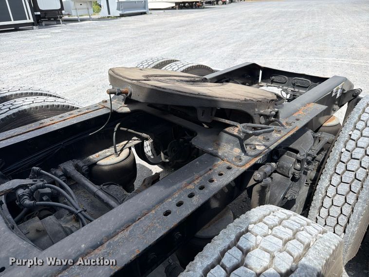 image for item ED5369 2020 Peterbilt 579 semi truck
