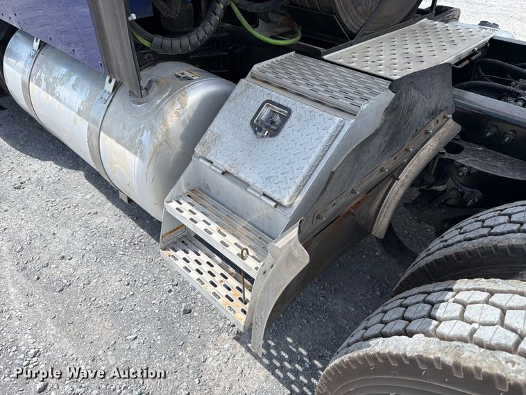 image for item ED5369 2020 Peterbilt 579 semi truck