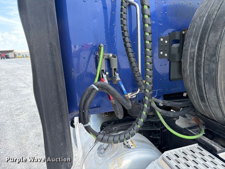 image for item ED5369 2020 Peterbilt 579 semi truck