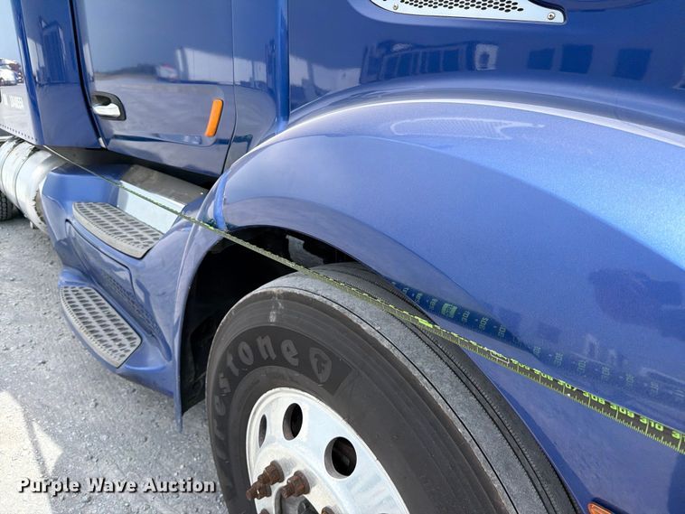 image for item ED5369 2020 Peterbilt 579 semi truck