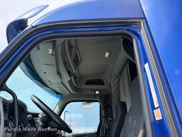 image for item ED5369 2020 Peterbilt 579 semi truck